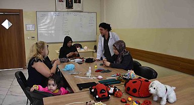 Naylon poşetler rengarenk çantalara dönüşüyor