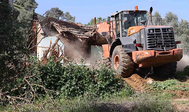 Nazilli'de metruk binaların yıkımı sürüyor