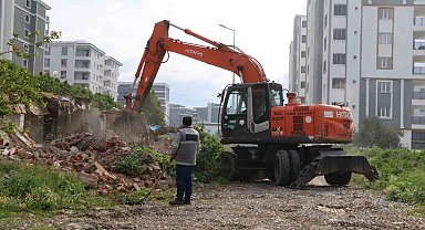 Nazilli'de tehlike oluşturan 10 metruk bina yıkıldı