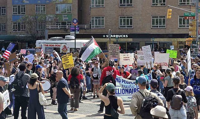 New York'ta binlerce kişi Başkan Trump'ı protesto etti