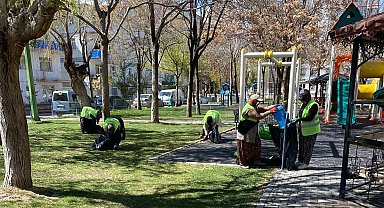 Niğde'de parklarda bahar temizliği başladı