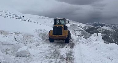 Nisan ayında geceden sabaha karla mücadele sürüyor