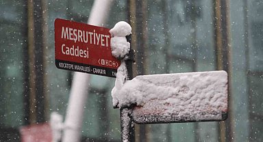 Nisan ayında gelen kar Ankaralıları sevindirdi