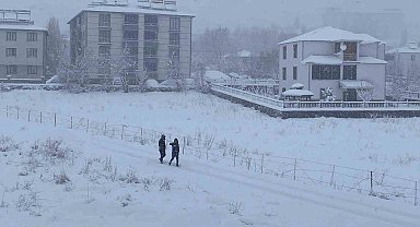 Nisan ayında kış geri geldi: Bingöl güne beyaz örtü ile uyandı