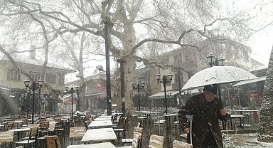 Nisan ayında yağan kar Isparta'nın Yalvaç ilçesini beyaza bürüdü