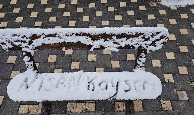 Nisan karı Kayseri'yi beyaza bürüdü