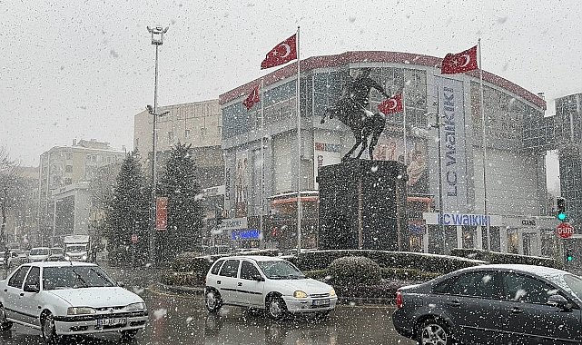 Nisan ortasında kar sürprizi: Niğde beyaza büründü