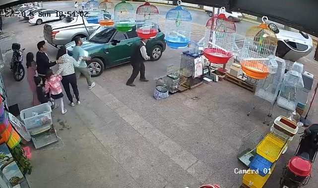 O anlar kamerada: Kayan otomobil kaldırıma çarpıp ters döndü