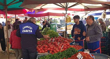 Odunpazarı Belediyesi zabıta ekipleri semt pazarlarında terazi ve etiket kontrolü yaptı