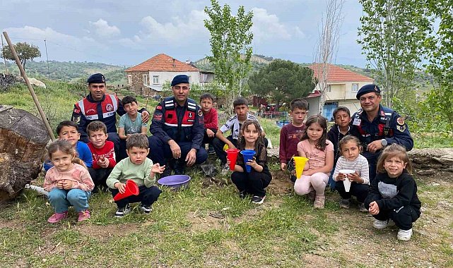Öğrenciler fidanları jandarma ile birlikte toprakla buluşturdu