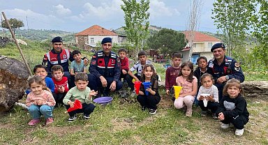 Öğrenciler fidanları jandarma ile birlikte toprakla buluşturdu