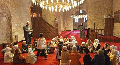 Öğrenciler tarihi Ulu Camiyi gezidi