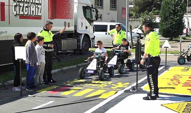 Öğrenciler trafik kurallarını bu tırda öğreniyor