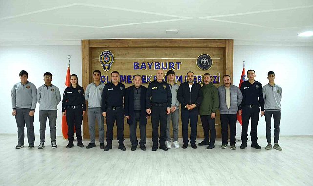 Öğrencilerden polis ve polis adaylarına tatlı ikramı