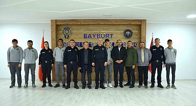 Öğrencilerden polis ve polis adaylarına tatlı ikramı