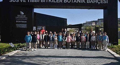 Öğrencilerinden botanik bahçesinde
