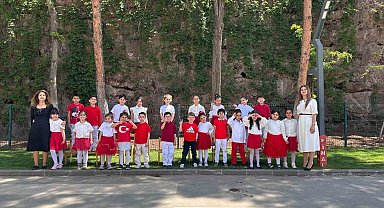 Öğretmen yazdı, veli besteledi, öğrenciler seslendirdi