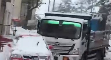 Oksijen tüpü yüklü kamyon, karlı yolda kontrolden çıktı, park halindeki araçlara çarptı
