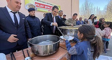 Okul bahçesindeki pilav şenliğinde öğrenciler