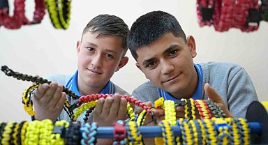 Önce kendisi öğrendi sonra arkadaşlarına öğretti: Bayburt'ta lise öğrencileri rengârenk bileklikler üretiyor