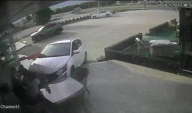 Önce motosiklet ile çarpıştı sonra mağazaya daldı