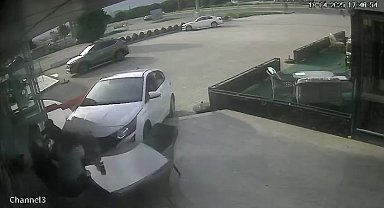 Önce motosiklet ile çarpıştı sonra mağazaya daldı