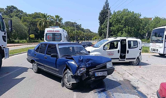 Önünde seyreden araca arkadan çarptı, o anlar güvenlik kamerasına yansıdı