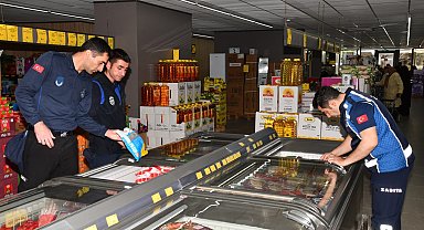 Osmaniye zabıtasından marketlerde son kullanma tarihi denetimi