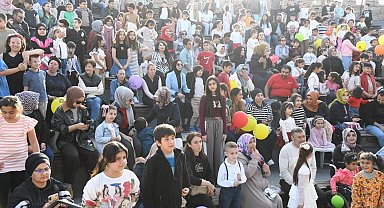Osmaniye'de çocuklar bayram şenliğinde doyasıya eğlendi