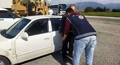 Osmaniye'de durdurulan otomobilde 3 kaçak göçmen yakalandı