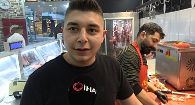 Osmaniye'de kasaptan et alan köpek yüzleri gülümsetti