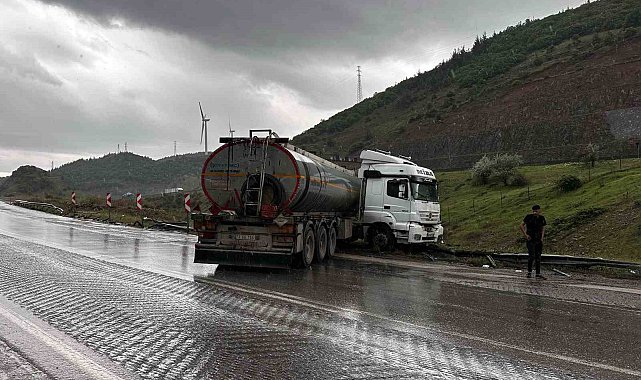 Osmaniye'de kontrolden çıkan tanker bariyerlere çarptı