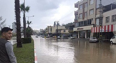Osmaniye'de sağanak yağmur hayatı felç etti