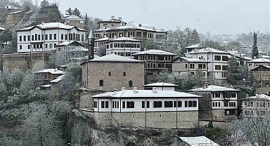 Osmanlı şehri Safranbolu'nun tarihi yapıları Nisan ayında beyaza büründü