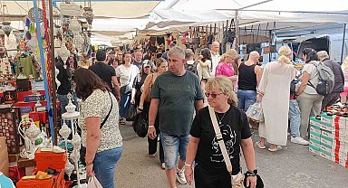 Otellerinden çıkan turistler minibüslerle akın akın bu pazara geliyor