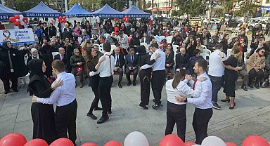 Otizm Farkındalık Günü Gölcük'te renkli görüntülere sahne oldu