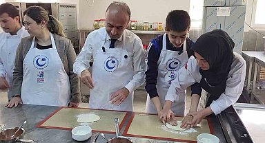 Otizmli çocuklar pizza yapmak için mutfakta