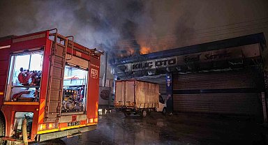 Oto tamir ve yedek parça dükkanı alevlere teslim oldu
