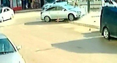 Otomobil elektrik panosuna çarptı: Kaza anı kamerada