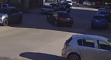 Otomobil ile çarpışan motosiklet sürücüsü yaralandı: Kaza anı kamerada
