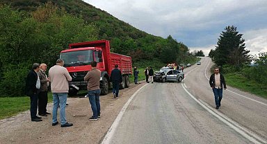 Otomobil ile kamyonet çarpıştı: 1 ölü, 1 yaralı