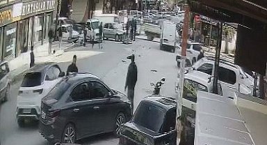 Otomobil ile motosiklet çarpıştı, 2 kişi yaralandı: Kaza anı kamerada