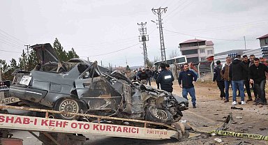 Otomobil kağıt gibi ezildi: 3 ölü, 3 yaralı