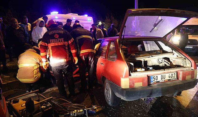 Otomobil kırmızı ışıkta bekleyen araca çarptı: 2 yaralı
