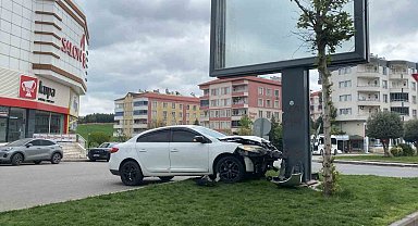 Otomobil reklam panosuna çarptı, sürücü kazayı yara almadan atlattı