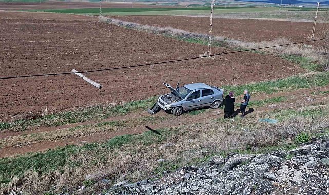 Otomobil şarampole yuvarlandı, araçtakiler burnu bile kanamadan kurtuldu