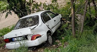 Otomobil şarampole yuvarlandı