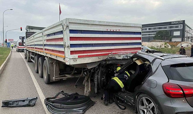 Otomobil tırın altına girdi
