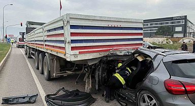 Otomobil tırın altına girdi