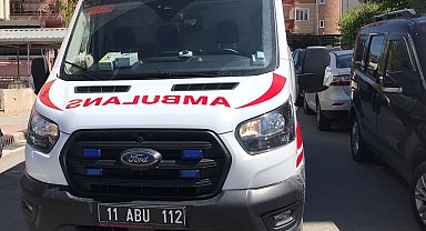 Otomobil yayanın ayağının üzerinden geçti